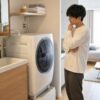 一人暮らしの賃貸でドラム式洗濯機の設置を検討する男性